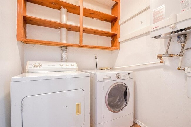 Building Photo - 1926 Cherokee Ln