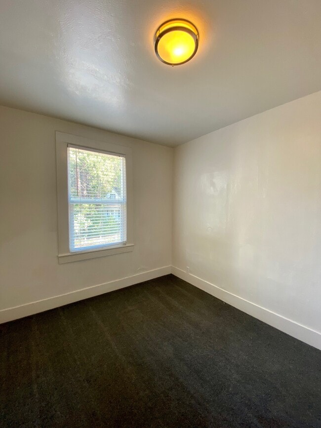 Building Photo - 414 S Pine St