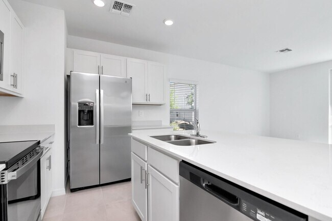 Building Photo - Brand-New 3BR/2.5BA Townhome in Lakewood Ranch — Internet, Trash, & Lawn Care Included
