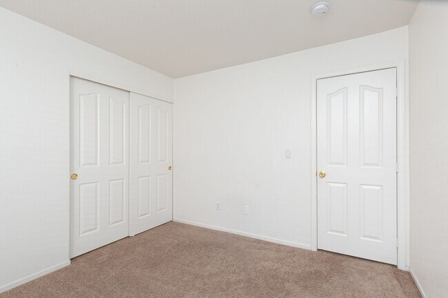 Building Photo - Great 5 Bedroom Home in Summerlin
