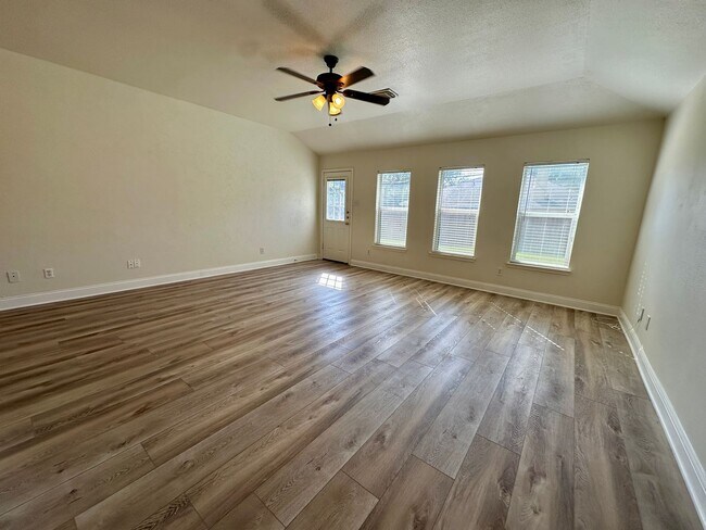 Building Photo - For Lease | 3 Bed, 2 Bath | 1,528 Sq Ft | ...