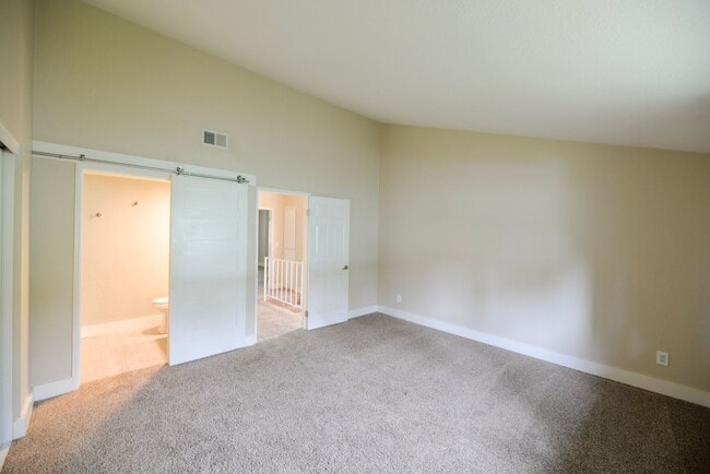 Building Photo - Fully Remodeled unit in the beautiful gate...
