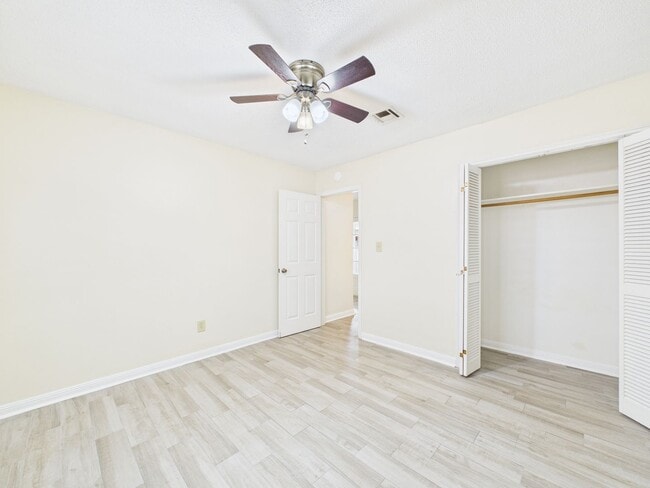 Building Photo - AVAILABLE NOW! 2 Bedroom 2 Bathroom