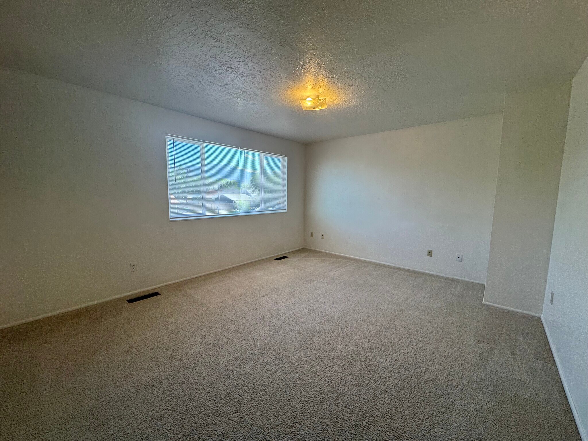 Building Photo - 264 E 100 N