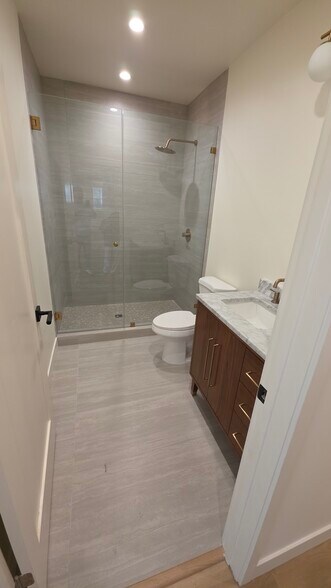 Building Photo - 458 S Roxbury Dr