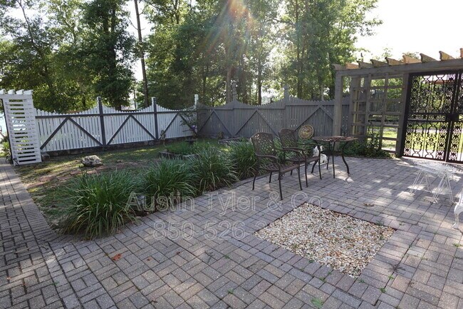 Building Photo - 444 Silver Lake N