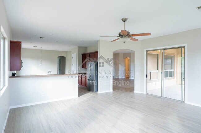 Building Photo - 2425 E Redwood Ct