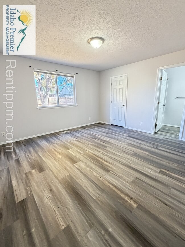 Building Photo - 2200 E Grapewood Dr