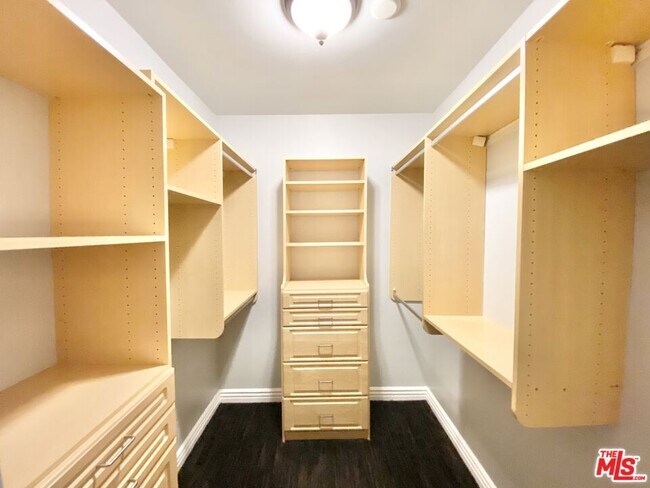 Building Photo - 1135 Rexford Dr