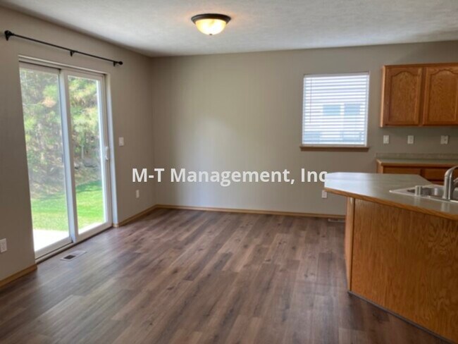 Building Photo - 3 br/2.5 bath Eagle Ridge 2 story house on...