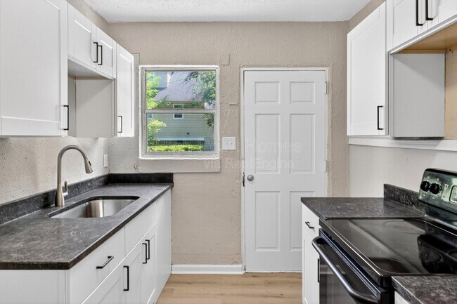 Building Photo - 437 Carver Ln