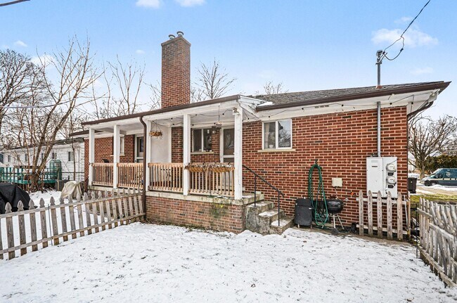 Building Photo - 924 Lutz Ave