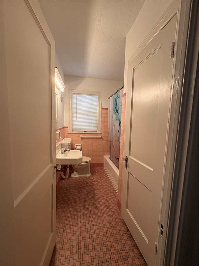 Building Photo - 2011 33rd St