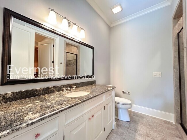 Building Photo - Spacious 7 Bed/8 Bath Home with Garage / Pet-Friendly / Available Now!