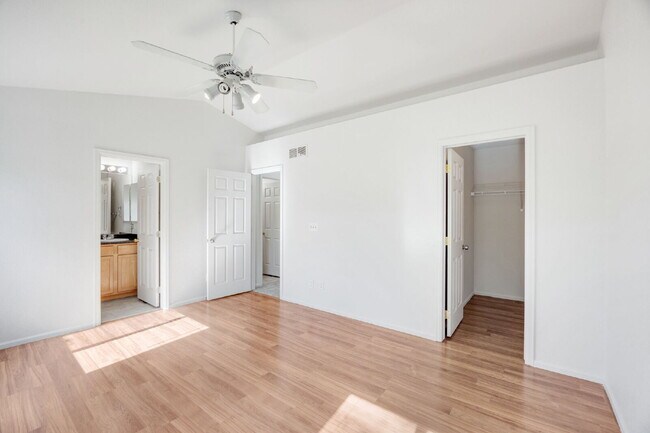 Building Photo - 2 bed/ 2.5 bath duplex in established neighborhood with corner lot