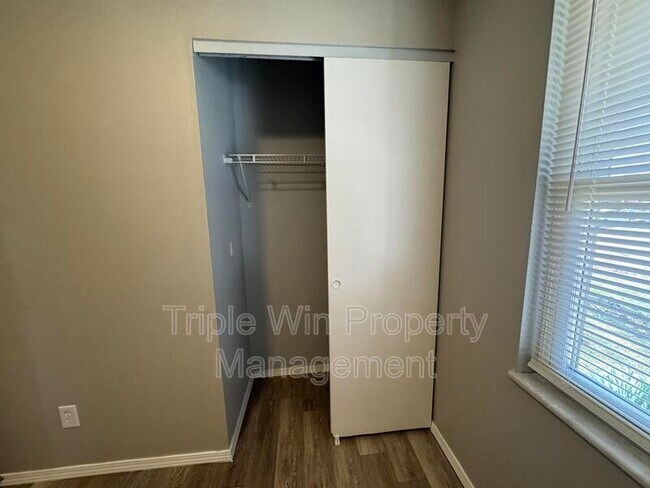 Building Photo - 513 Coachway Ln