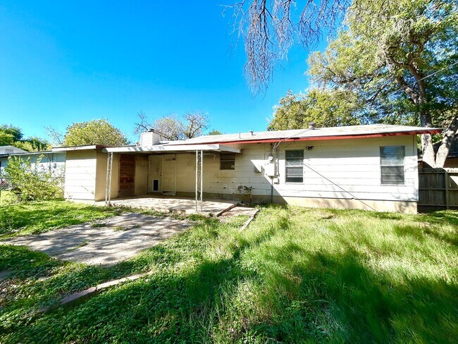 Building Photo - *COMING SOON* Cozy & Convenient – 3 Bedroom Home Near Shopping & Highways!
