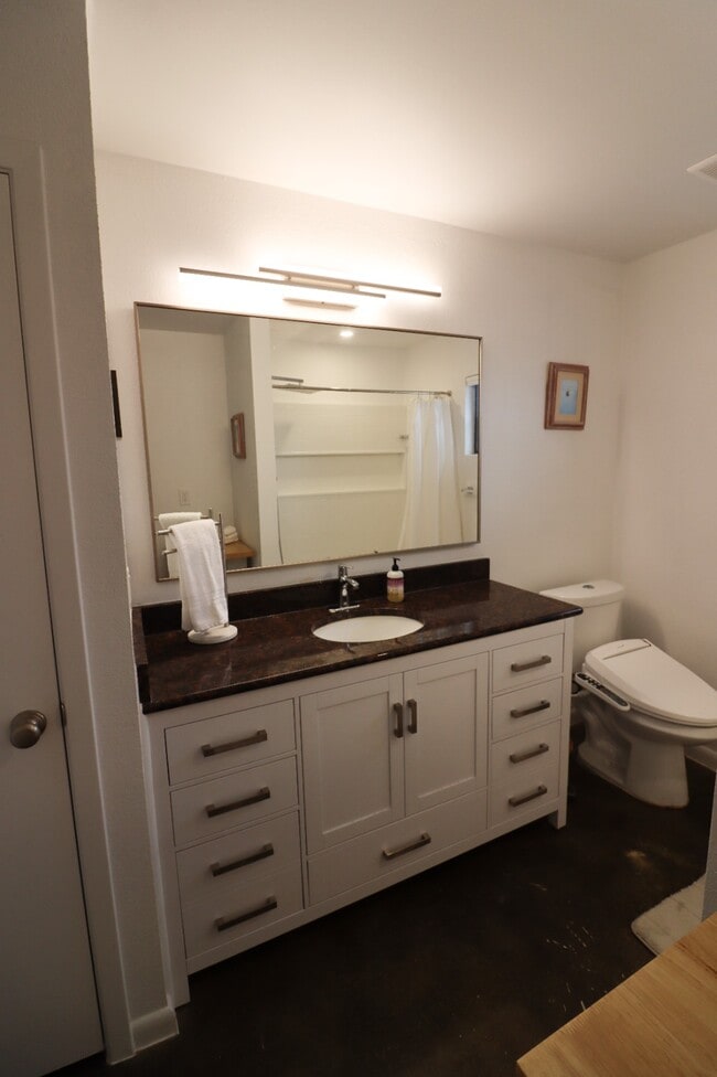 Building Photo - 1706 Royal Hill Dr