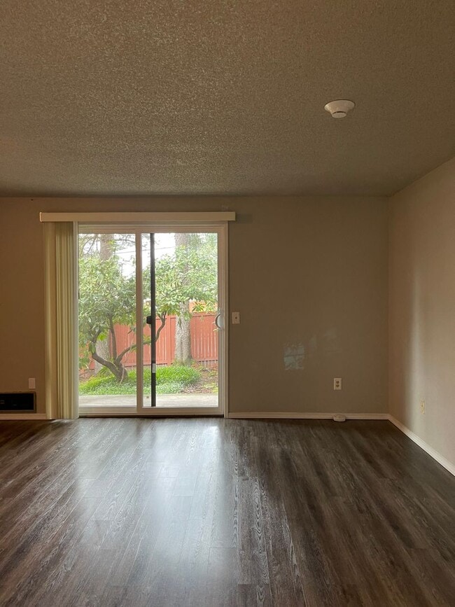 Building Photo - Roomy Lynnwood Townhouse-Style Condo With Upgrades