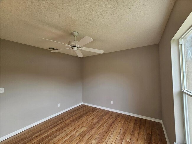 Building Photo - 2206 N Creek Ct