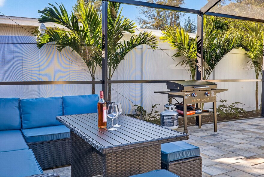 Building Photo - 1412 Gladys Cir