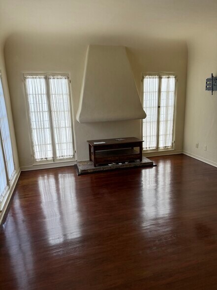 Building Photo - 906 S Curson Ave