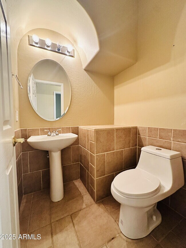 Building Photo - 2720 E Hazeltine Way