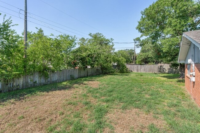 Building Photo - AUGUST PRE-LEASE Centrally Located Updated...