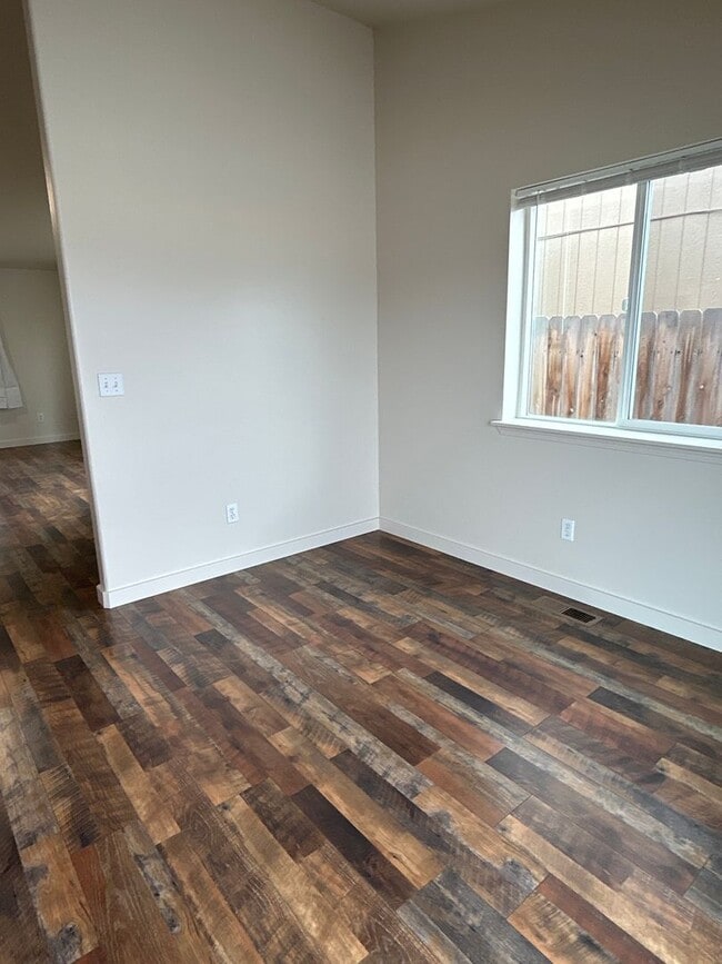 Building Photo - 532 SE Ponderosa Dr