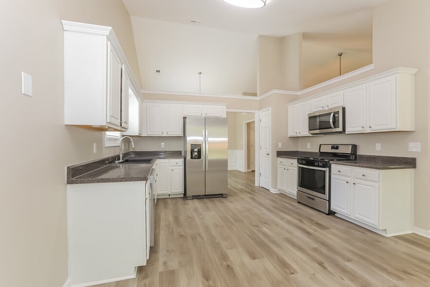 Building Photo - 420 Eglington Tr