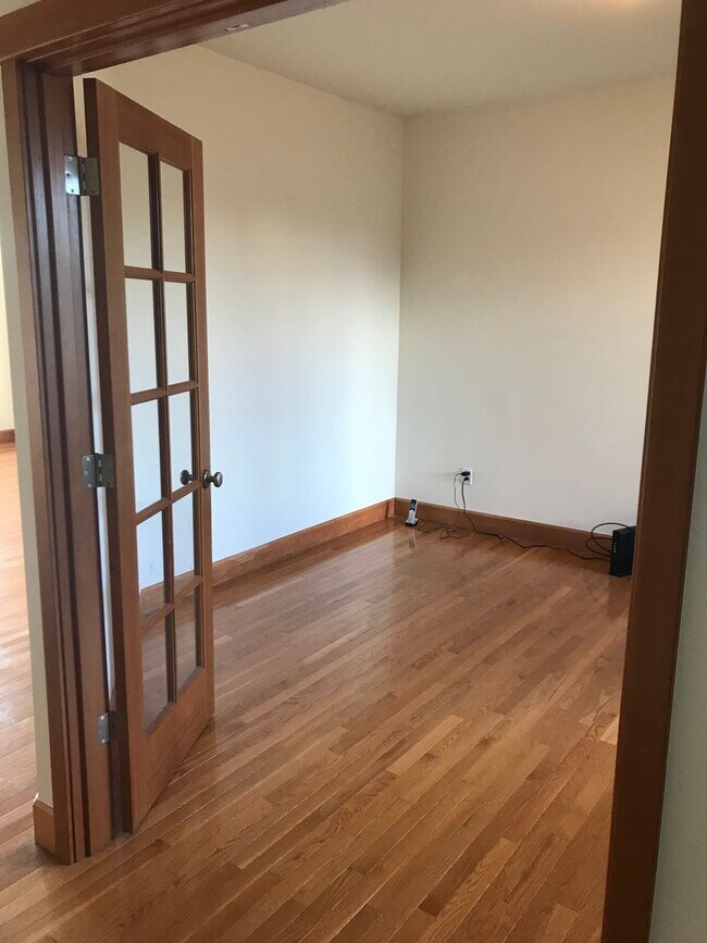 Building Photo - Beautifully Updated 4-Bedroom Home in Desi...
