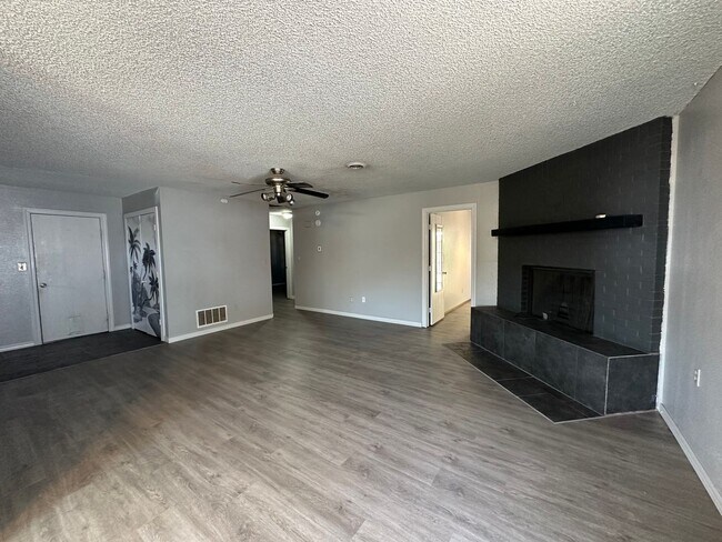 Building Photo - 3 Bedroom 2 Bathroom Duplex available to rent in Farmington