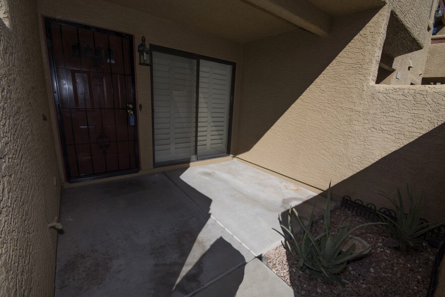 Building Photo - 850 S River Dr