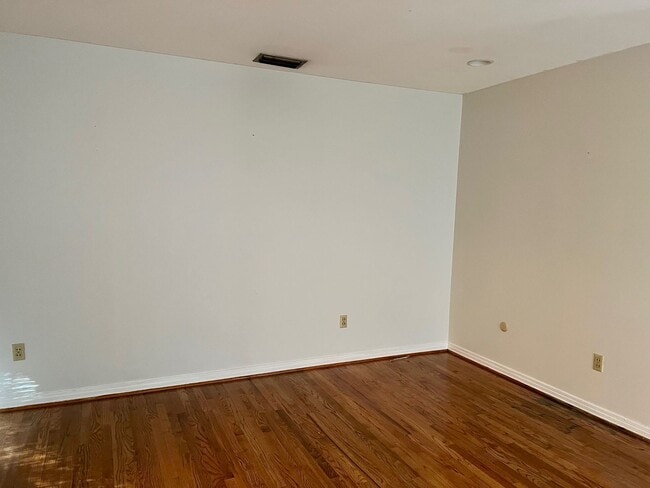 Building Photo - Brick home 3 bed and 2 bath