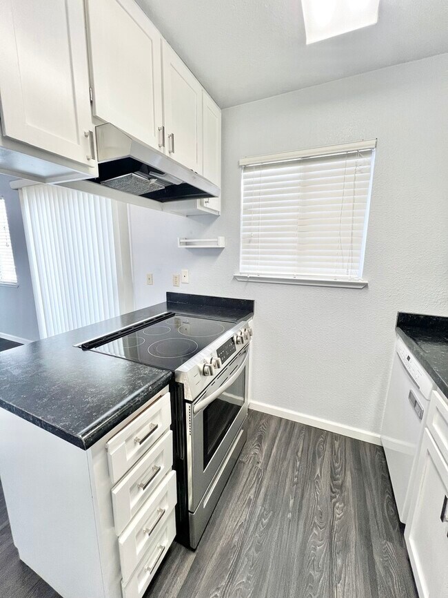 Building Photo - 1 Bedroom, 1 Bathroom Condo