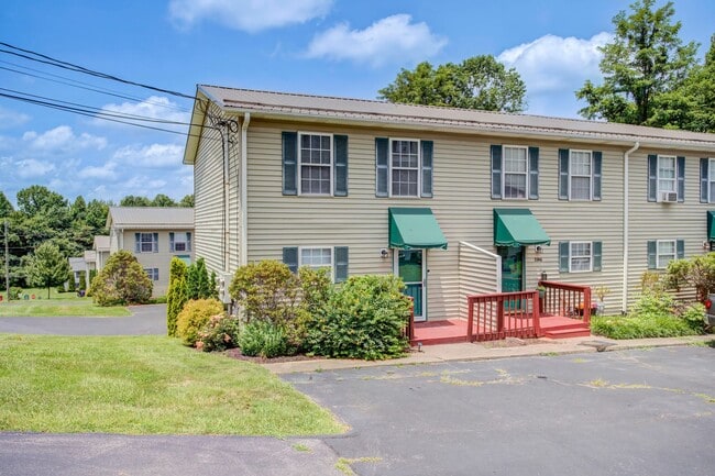 Building Photo - 3 Bedroom / 2.5 Bath Condo - Johnson City, TN