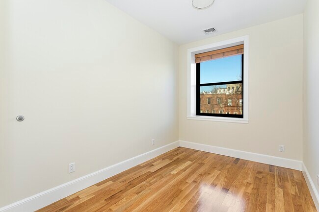 Building Photo - Big 3 Bedroom w/Private Balcony