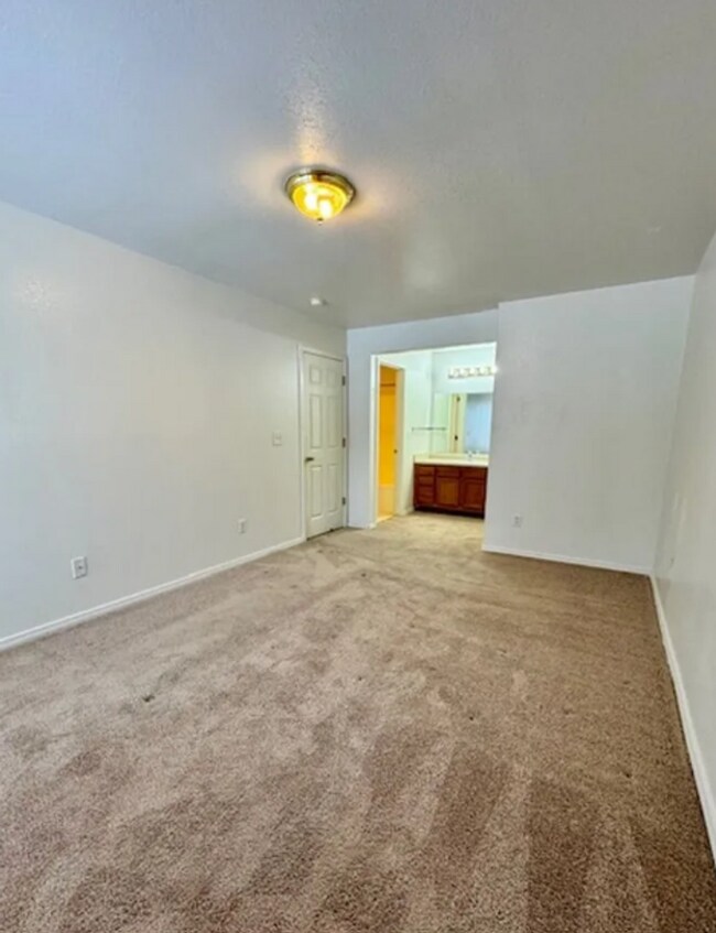 Building Photo - 2962 W Villard St
