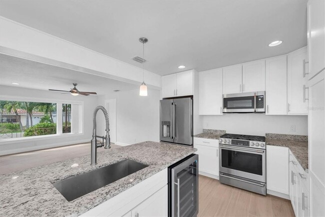 Building Photo - 907 Narcissus Ave