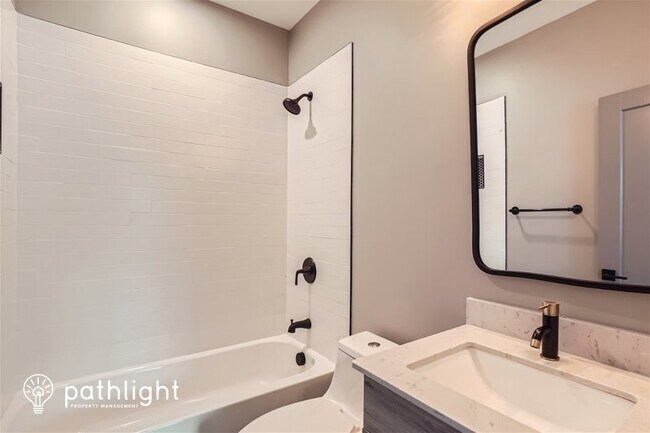 Building Photo - 865 Cavanaugh Avenue SE