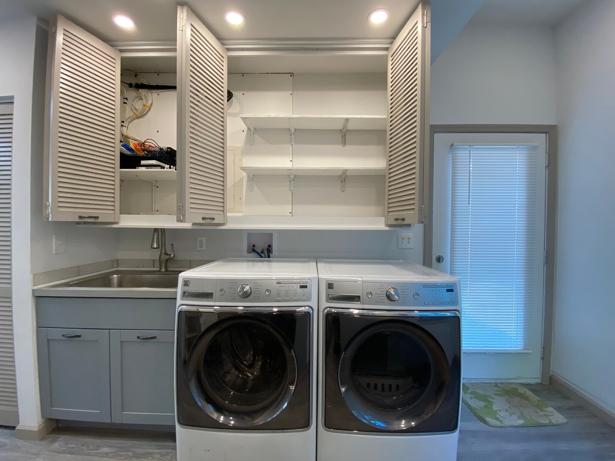 Laundry center - 3716 Claudine St