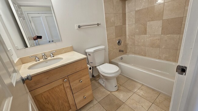 Building Photo - 511 N Hartland Ct