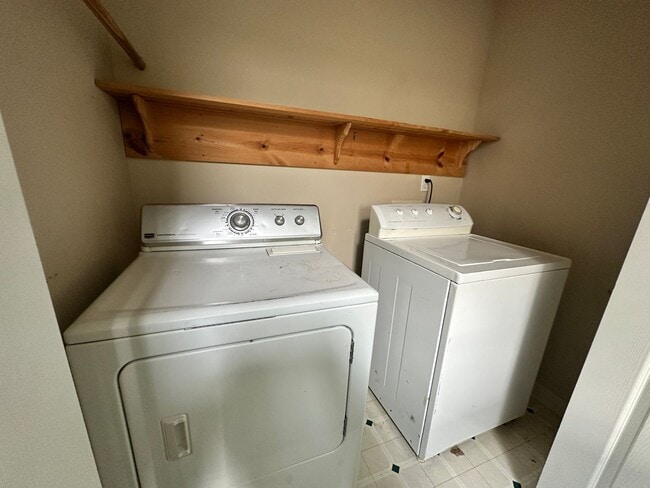 Building Photo - 2 Bed, 2 1/2 Bath townhome close to the River!