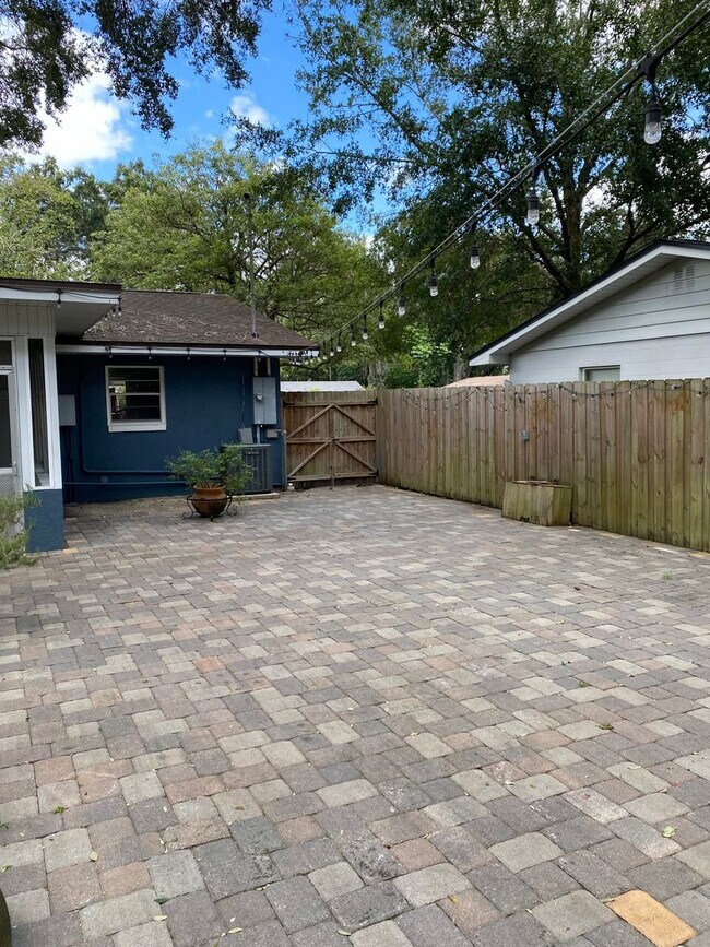Building Photo - 3/2 Home In Downtown/Conway Area! Zoned fo...
