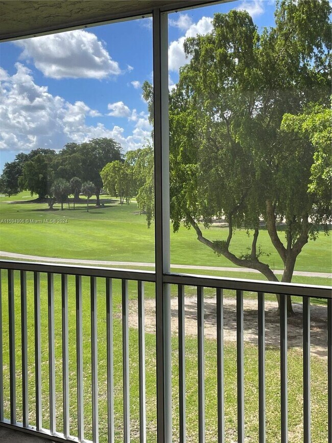 Building Photo - 250 Jacaranda Dr