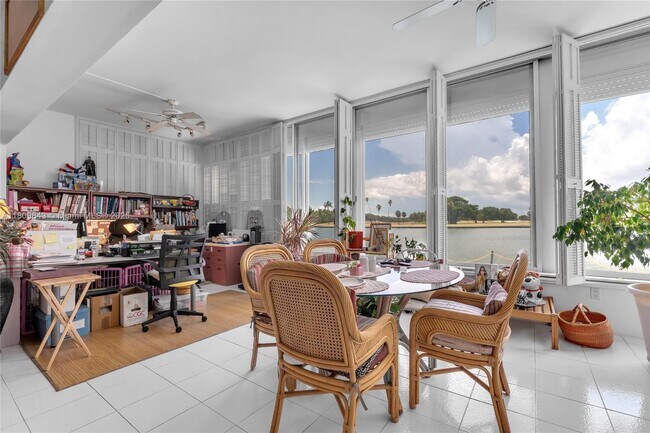 Building Photo - 9200 W Bay Harbor Dr