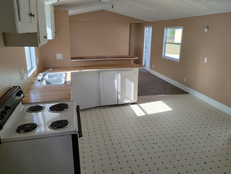 Building Photo - 120 SE Camelot Loop
