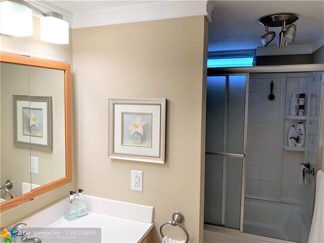 Building Photo - 2515 NE 1st Ct