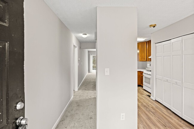 Building Photo - Riverdale  2 bedrooms and 2 baths - One Le...