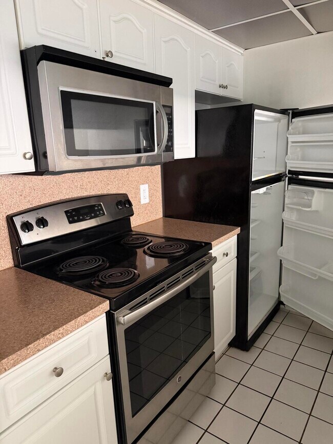 Building Photo - 8160 Geneva Ct